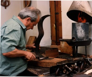 il maestro intento nel suo lavoro