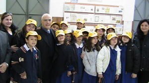 il presidente di sinergie culturali si intrattiene con gli studenti