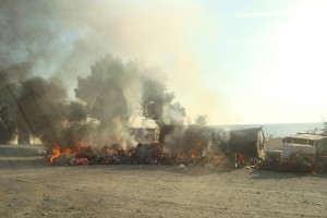 cassonetti e rifiuti in fiamme