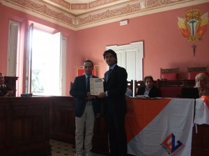 la consegna del riconoscimento