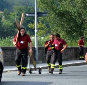 un momento di pausa i vigili del fuoco e la croce