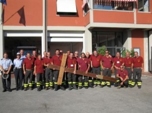 un momento di pausa i vigili del fuoco e la croce