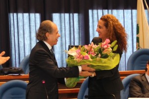 Mimmo Praticò omaggia il presidente della Provincia di CZ Wanda Ferro Mimmo Praticò omaggia il presidente della Provincia di CZ Wanda Ferro