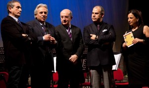 Il Cavaliere Armando Praticò sul palco per il saluto alle Autorità