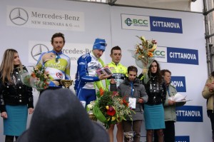 consegna libro sul podio consegna libro sul podio