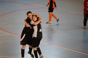 TAVERNITI ABBRACCIA IMMA SABATINO, AUTRICE DI UNA TRIPLETTA TAVERNITI ABBRACCIA IMMA SABATINO, AUTRICE DI UNA TRIPLETTA