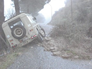 Jeep del Comune uscita di strada Jeep del Comune uscita di strada
