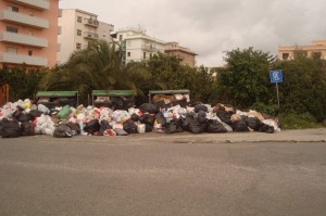 cumuli di spazzatura a pellaro