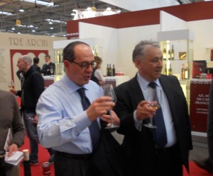 DE CASTRO BRINDA CON GAETANO RAO NEGLI STAND DELLA PROVINCIA DI RC DE CASTRO BRINDA CON GAETANO RAO NEGLI STAND DELLA PROVINCIA DI RC