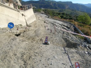 Il tratto franato a ridosso del serbatoio idrico di Bova Marina