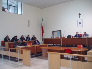 la Sala Consiliare con i banchi della maggioranza vuoti