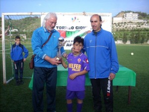 I DIRIGENTI MILETO E TRIPODI PREMIANO IL CAPOCANNONIERE DEL TORNEO CUTRI' ANTONINO (2) I DIRIGENTI MILETO E TRIPODI PREMIANO IL CAPOCANNONIERE DEL TORNEO CUTRI' ANTONINO