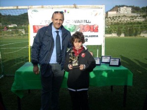 IL RESPONSABILE DEL SETTORE GIOVANILE UISP MARRAPODI PREMIA IL MIGLIOR GIOCATORE DEL TORNEO SIMONETTA DIEGO IL RESPONSABILE DEL SETTORE GIOVANILE UISP MARRAPODI PREMIA IL MIGLIOR GIOCATORE DEL TORNEO SIMONETTA DIEGO