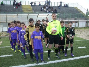 L'ARBITRO MEGALE CON LE SQUADRE FINALISTE DEL TORNEO L'ARBITRO MEGALE CON LE SQUADRE FINALISTE DEL TORNEO