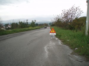 tratto di strada dissestata
