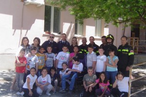 Foto di gruppo alunni IIIB - VVFF e Polizia