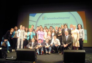 le due scuole premiate e gli organizzatori le due scuole premiate e gli organizzatori