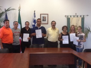 Volontari ed amministratori nella sala del consilgio comunale Volontari ed amministratori nella sala del consilgio comunale