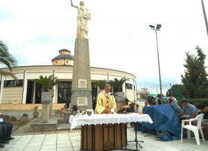 Lamezia Terme Celebrazione Messa davanti alla statua Lamezia Terme Celebrazione Messa davanti alla statua