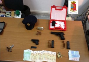 armi e denaro rinvenuto armi e denaro rinvenuto