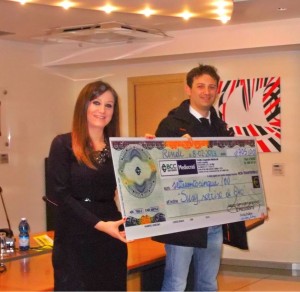 Angela-altomare-consegna-assegno-ad-Alessandro-Cofone Angela-altomare-consegna-assegno-ad-Alessandro-Cofone