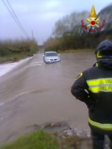 macchina-bloccata-fiume macchina-bloccata-fiume