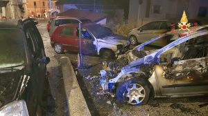 Auto in fiamme nella notte