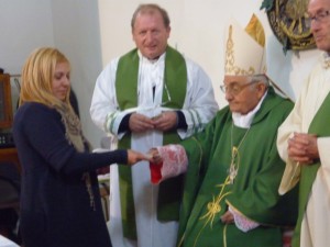 Il vescovo consegna la medaglia e la Bibbia alla catechista Maddalena Cimino