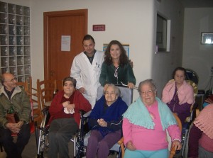 Isabella Freccia con operatori e anziani della struttura