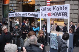 Protesta davanti alla Credit Suisse
