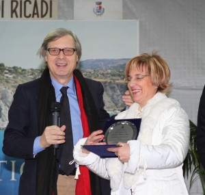 Caterina Rizzo riceve il premio dalle mani di Vittorio Sgarbi