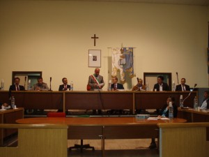 al-centro-il-sindaco Umile-Bisignano nel-momento-del-giuramento
