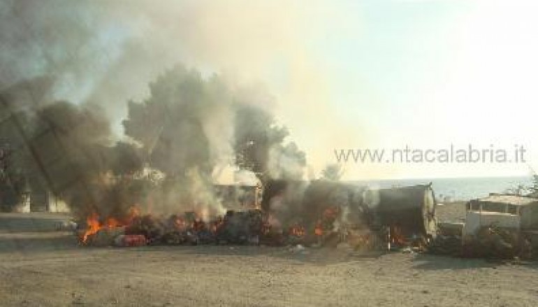 Cassonetti RSU in fiamme al Torrente San Vincenzo di Lazzaro