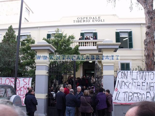 la protesta sulla chiusura del punto nascita