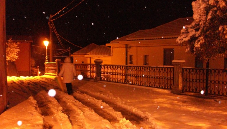 Fine settimana di neve in Aspromonte. Oltre 20 cm nel cuore del centro storico di Bova