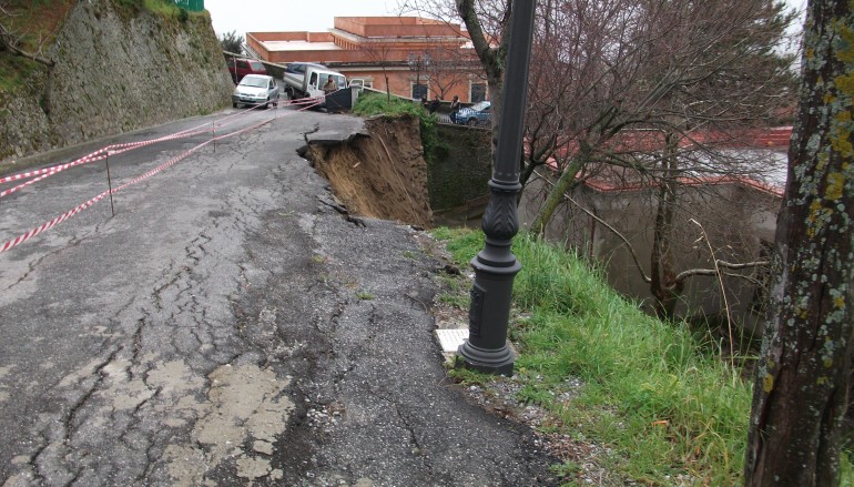 Bova (RC), ondata di maltempo, nel centro storico crolla il primo tratto della circonvallazione nord