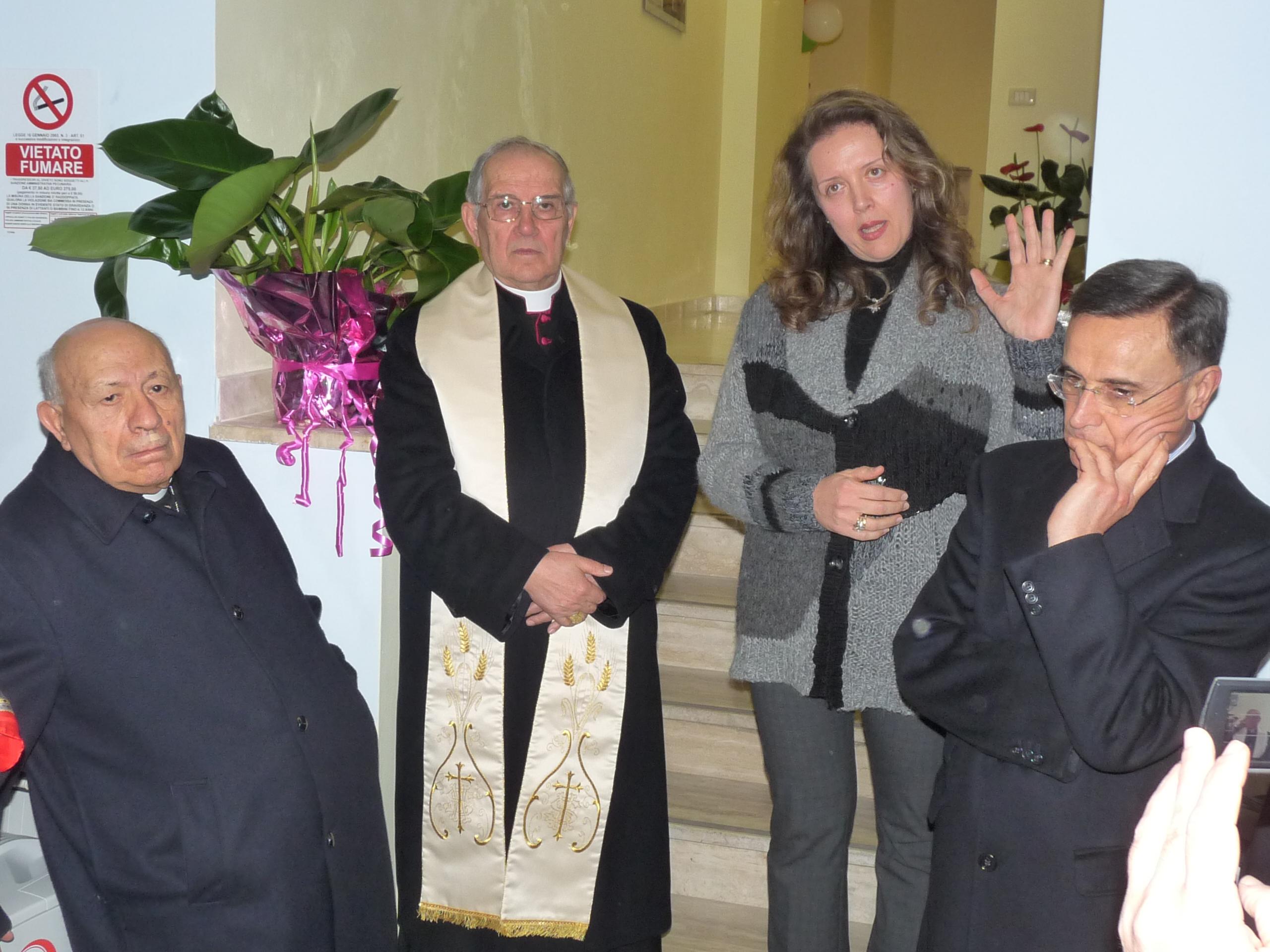 un momento dell'inaugurazione. Al centro Antonella Comes