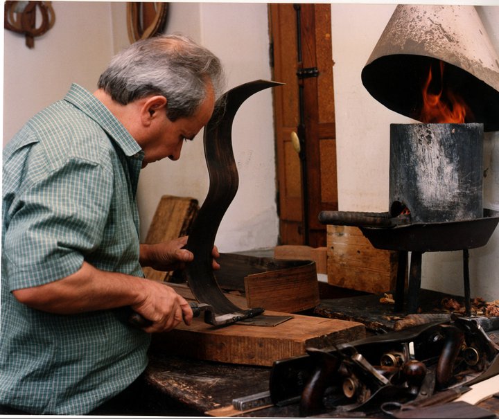 il maestro intento nel suo lavoro