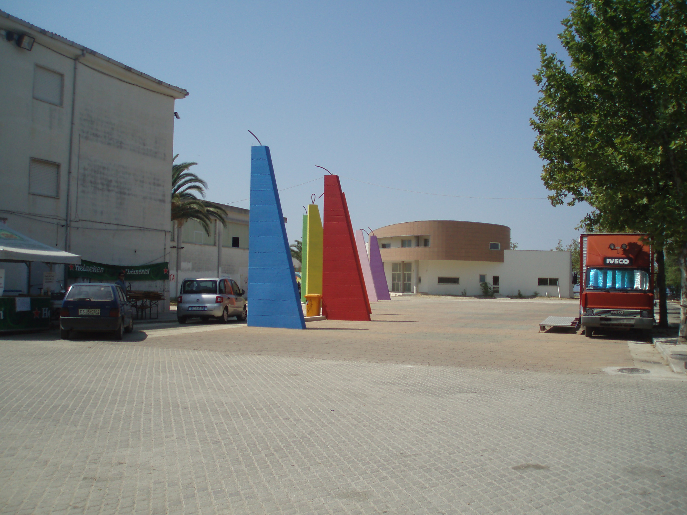 Collina Castello Bisignano con le otto vele colorate