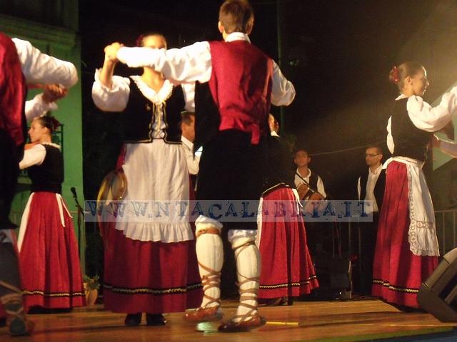 estate choriese, esibizione del gruppo folk