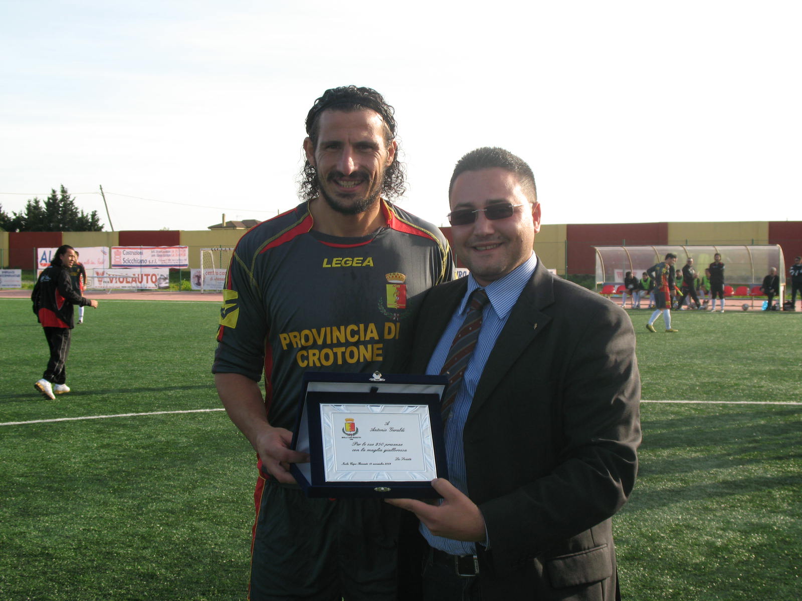 Geraldi premiato con la maglia dell'Isola