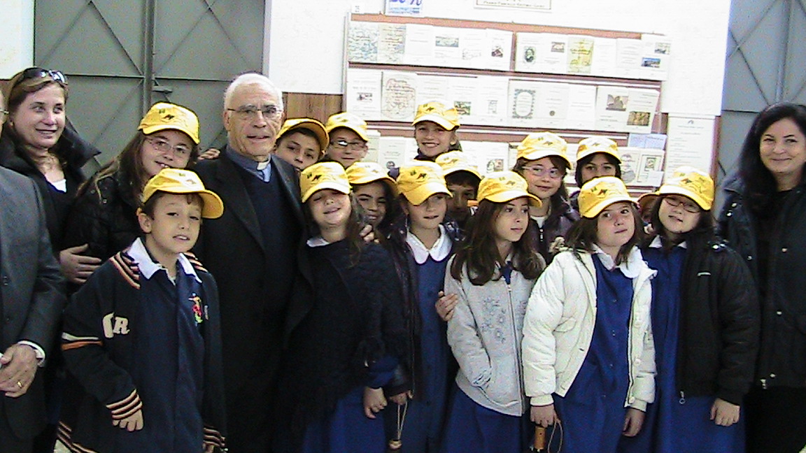 il presidente di sinergie culturali si intrattiene con gli studenti