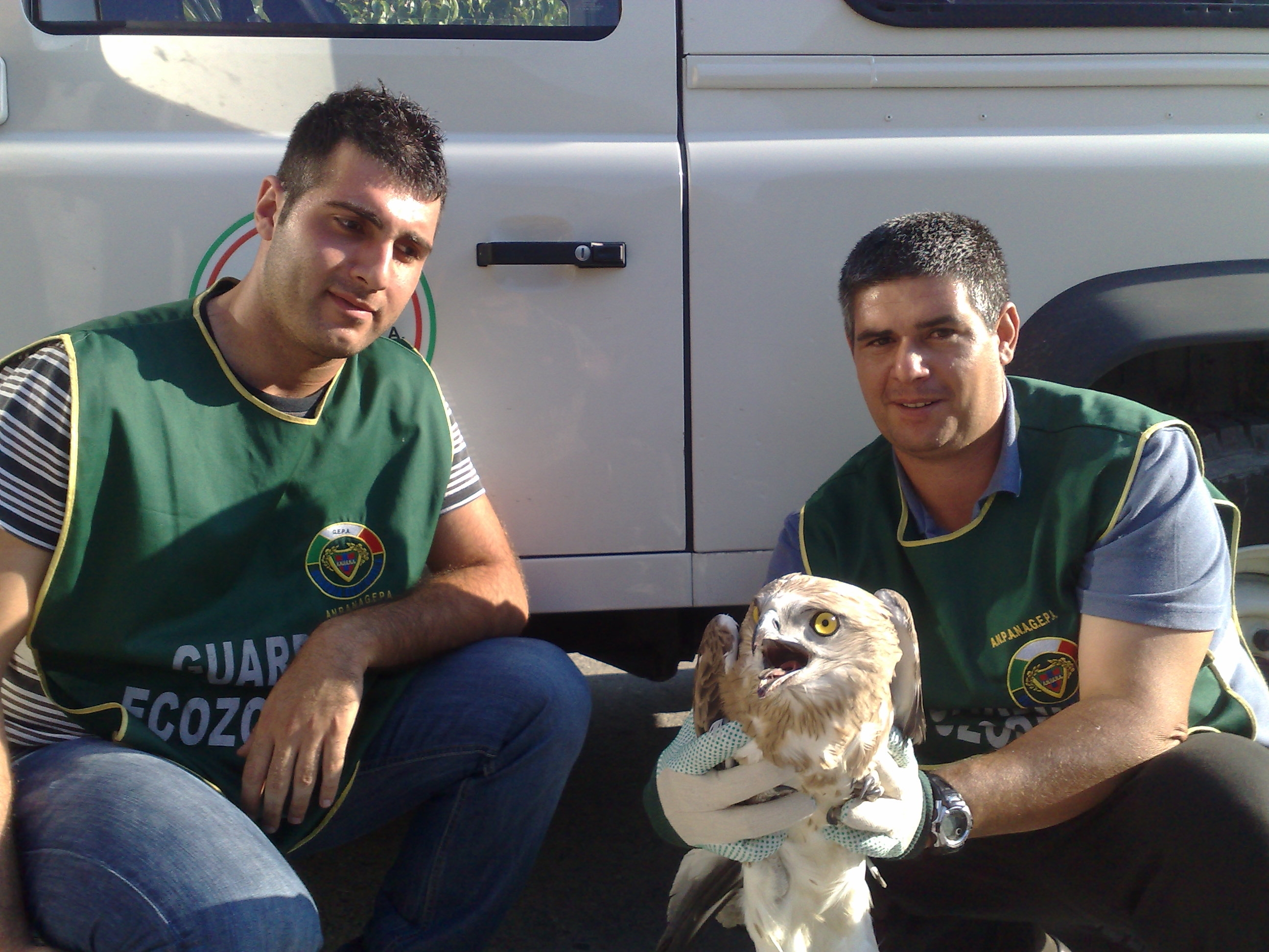 I volontari con l'esemplare salvato