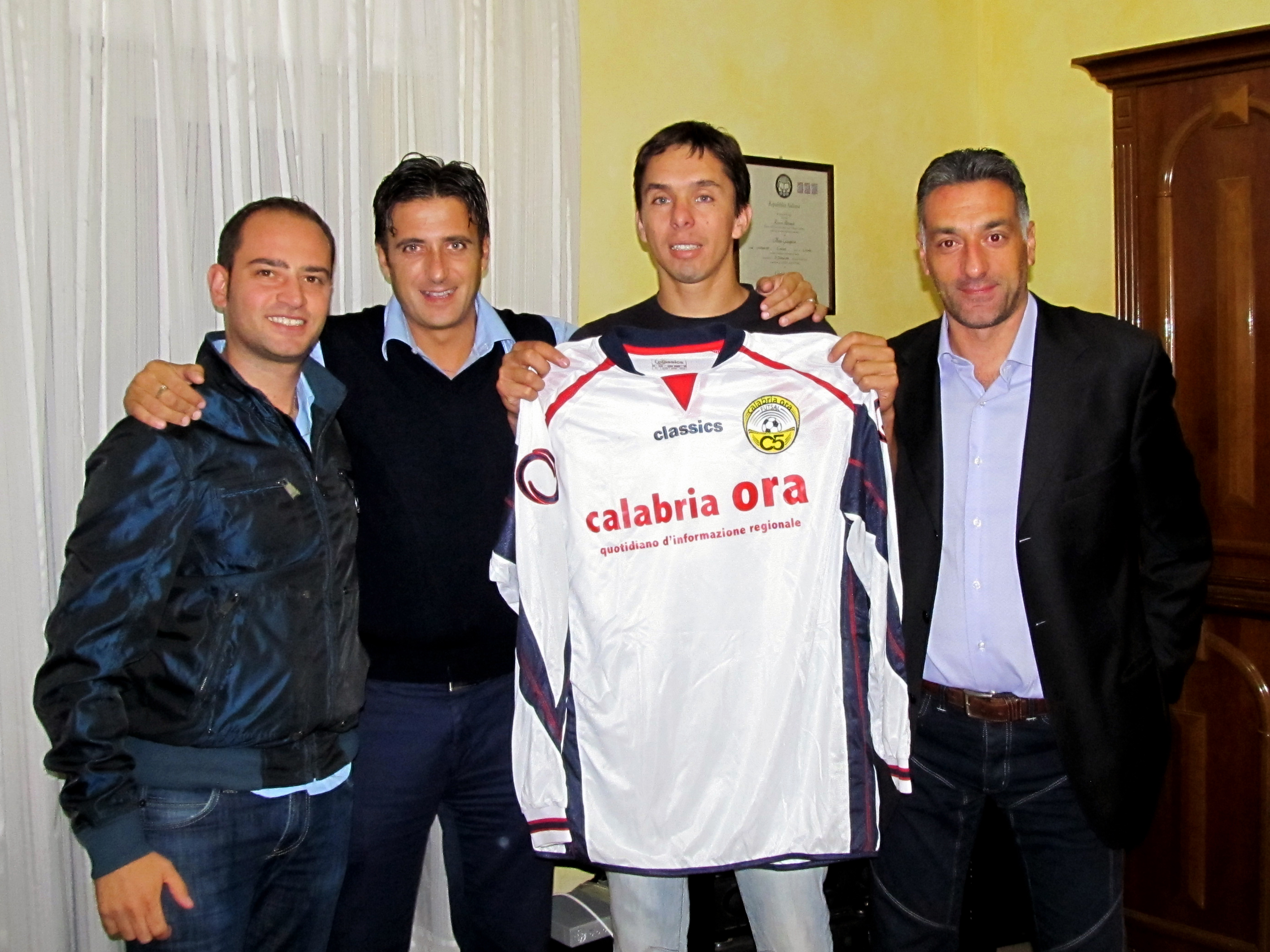 Lucas Ribeiro con il mister Mendicino, il DG Casciaro ed il DS Loreto