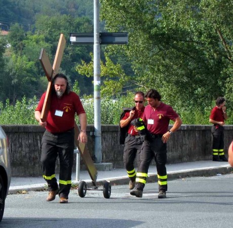 un momento di pausa i vigili del fuoco e la croce