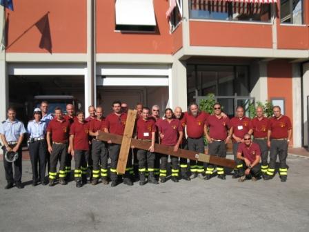 un momento di pausa i vigili del fuoco e la croce