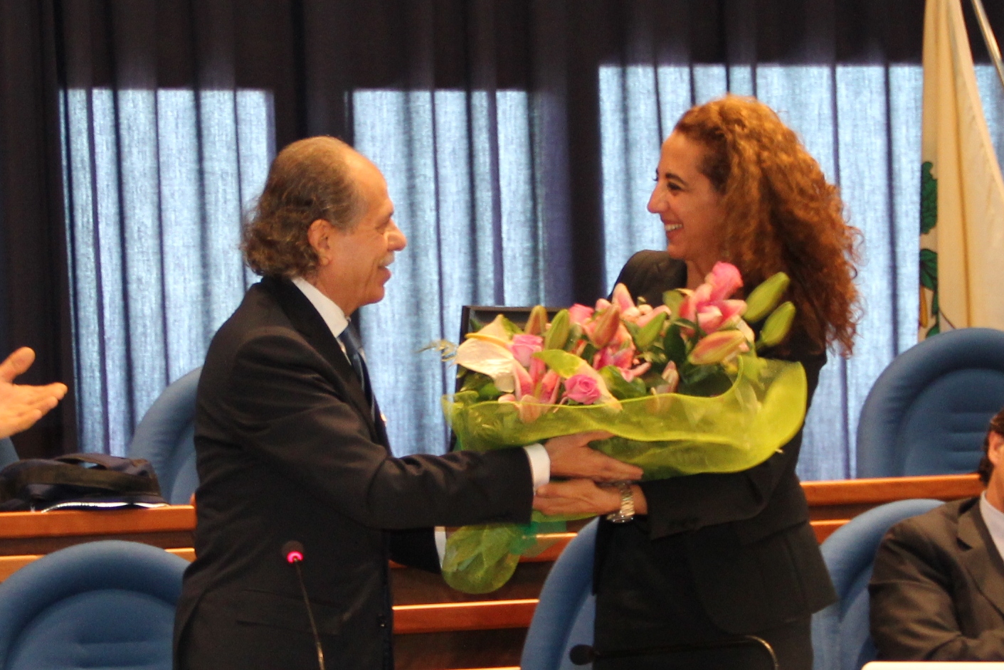 Mimmo Praticò omaggia il presidente della Provincia di CZ Wanda Ferro