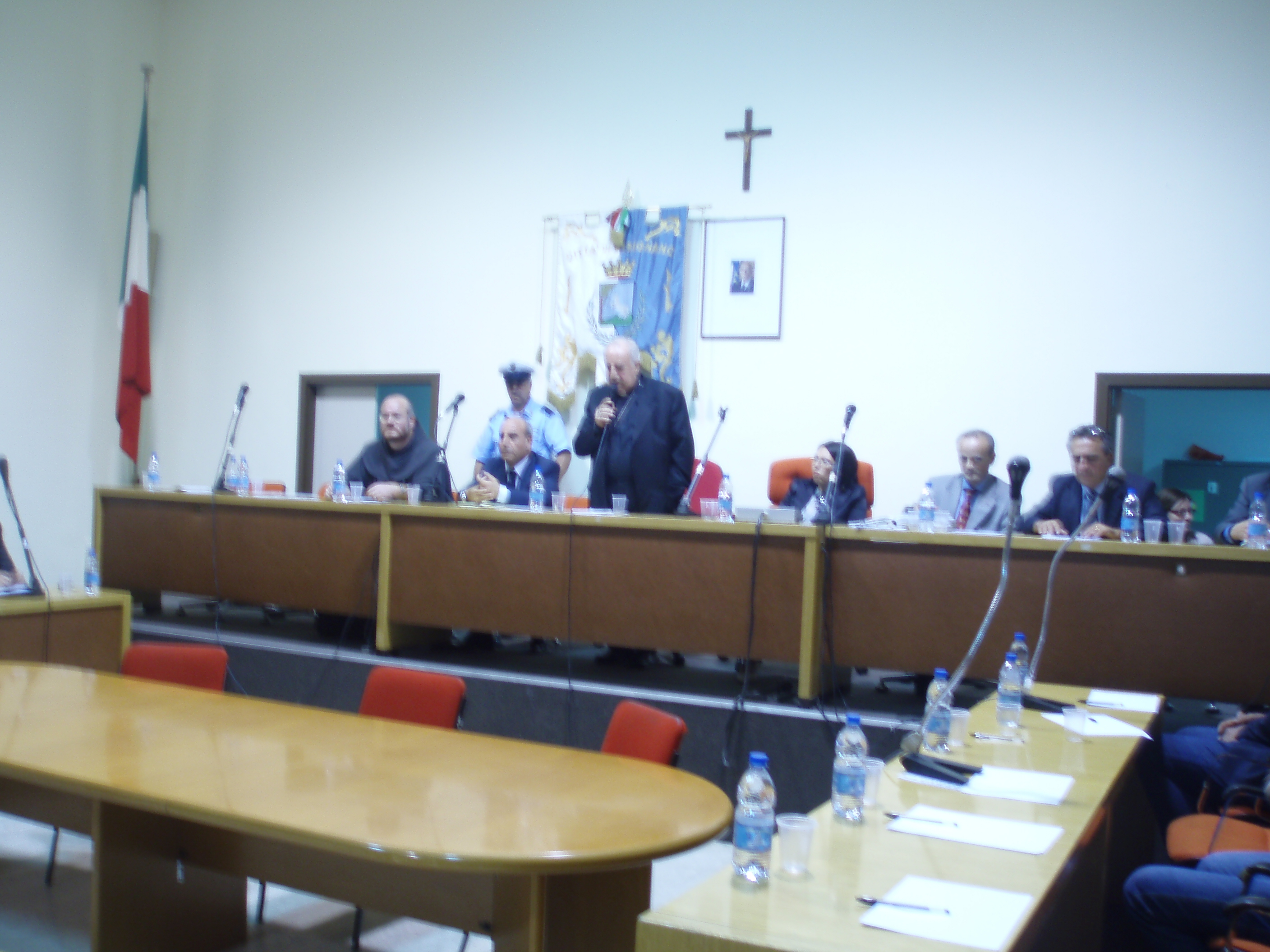 Mons. Nunnari durante il Consiglio Comunale