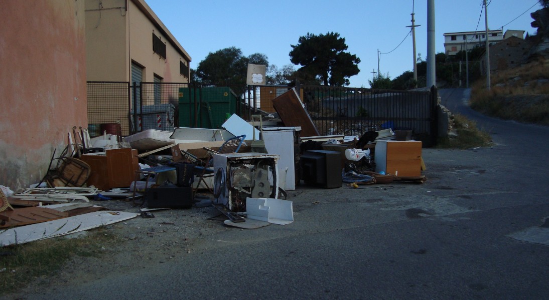 rifiuti strada lazzaro