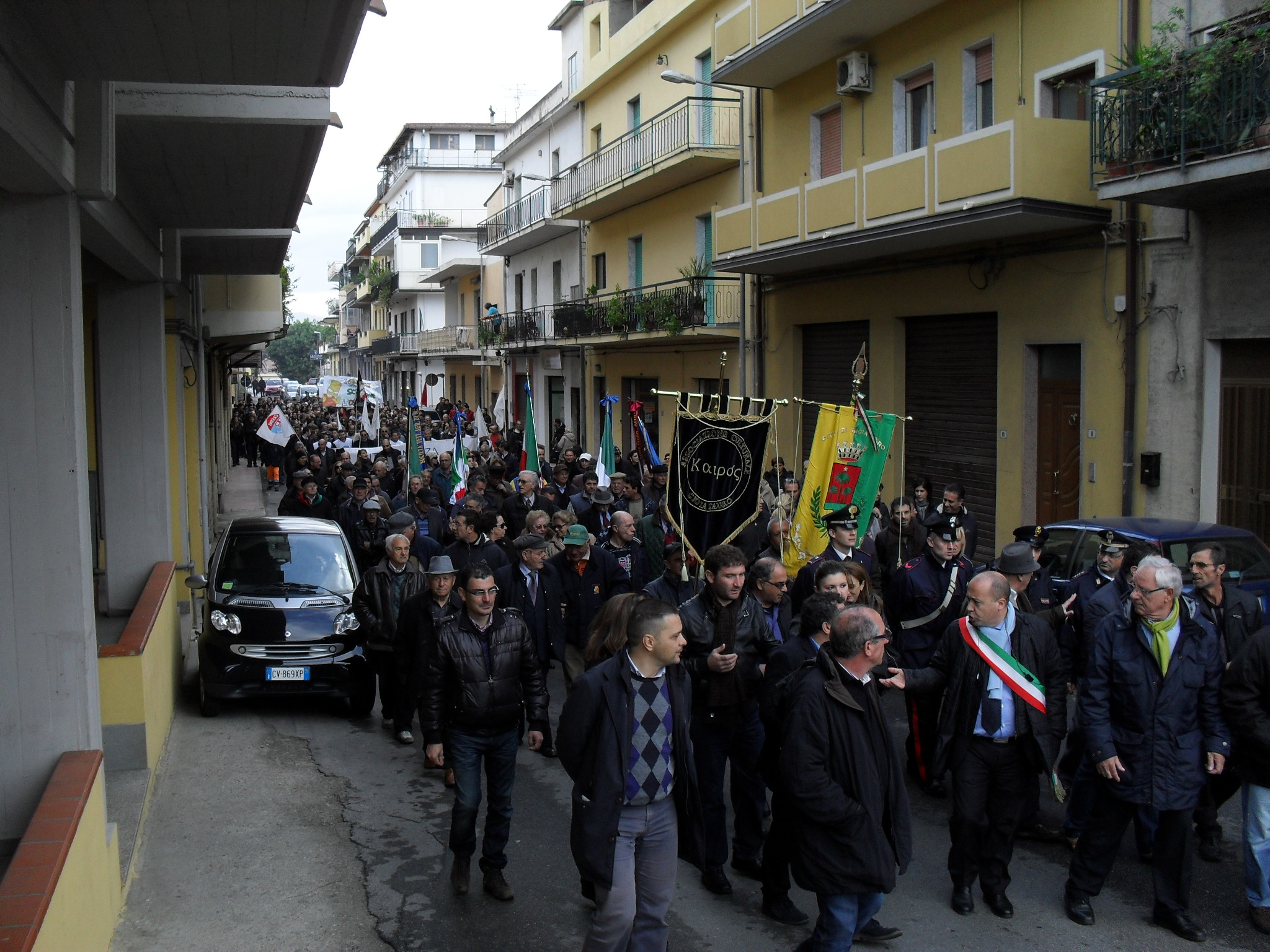 corteo gremito di gente gioia tauro